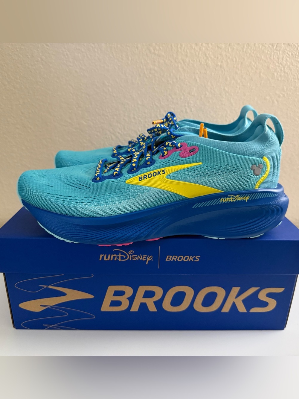 New runDisney brooks Disneyland shoes - Picture 4 of 8